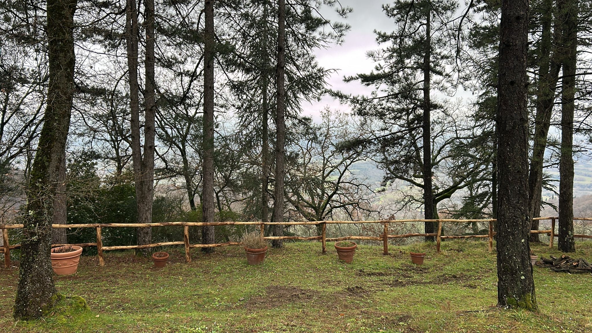 Realizzazione di staccionata in castagno in area montana