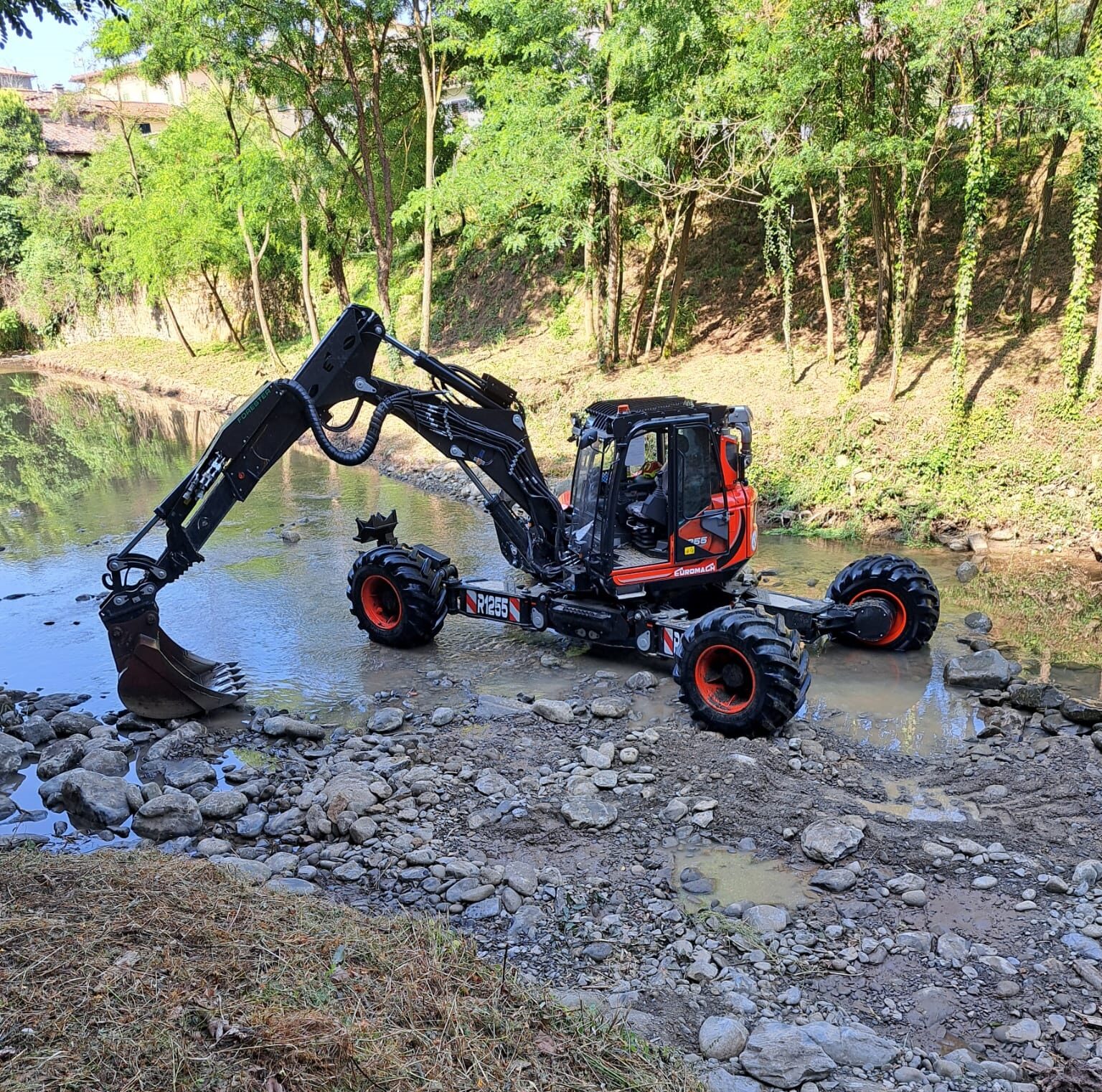 Riqualificazione e messa in sicurezza di percorsi pedonali lungo un torrente di montagna
